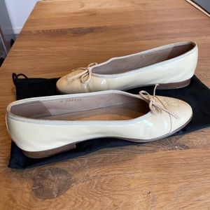 Chanel ballet flats in patent beige